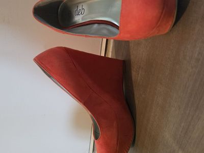 Deb Coral Suede Platform Wedge size 8