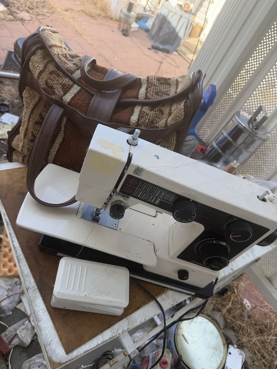Vintage  JC Penney Model 6915 Free Arm Sewing Machine with Foot Pedal &