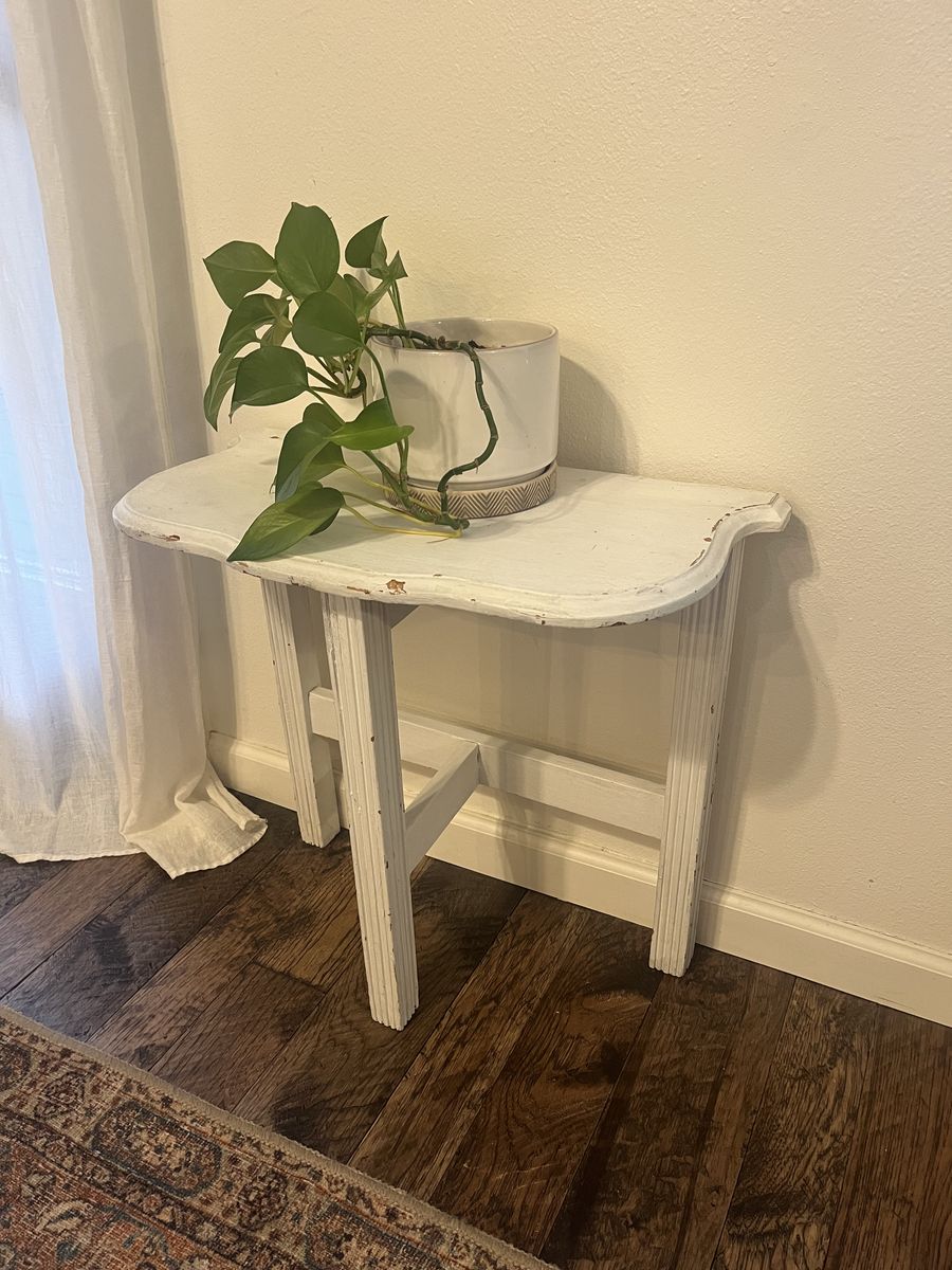 Vintage Antique table /side table/plant stand