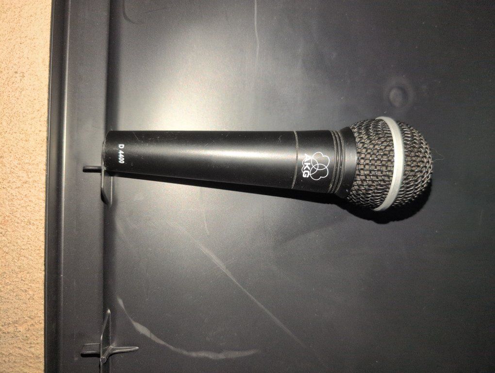 AKG D 4400 Handheld Dynamic Microphone