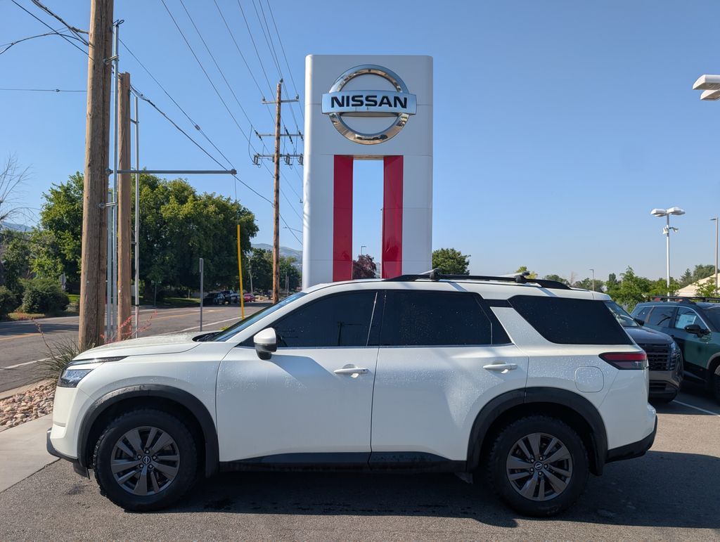 2022 Nissan Pathfinder SV