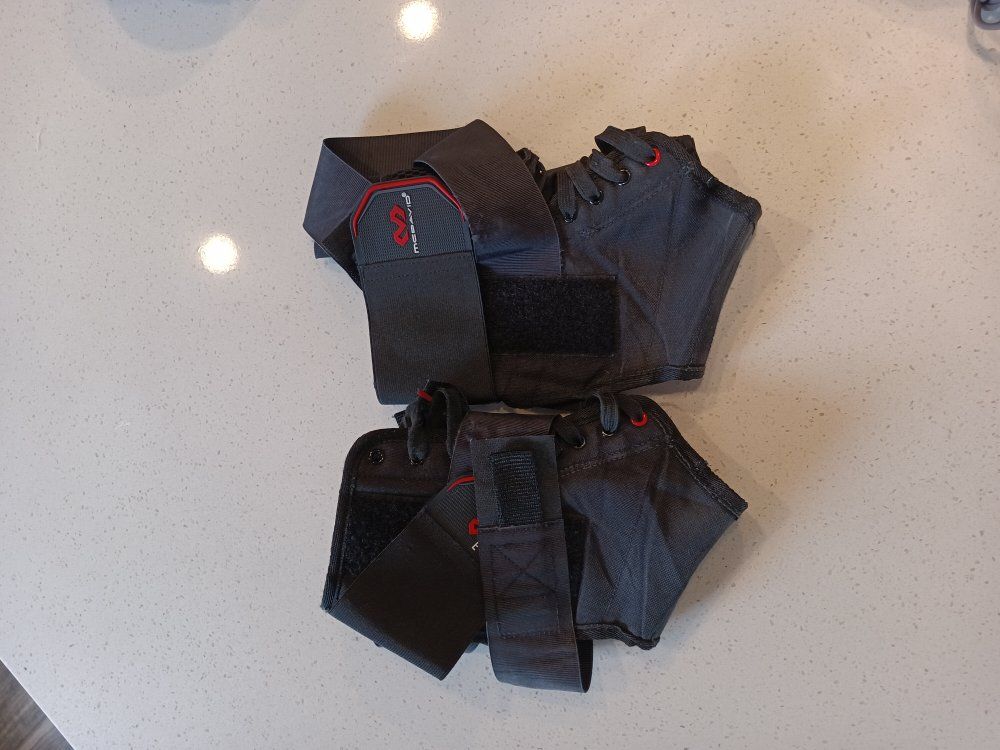 2 Ankle braces (volleyball)