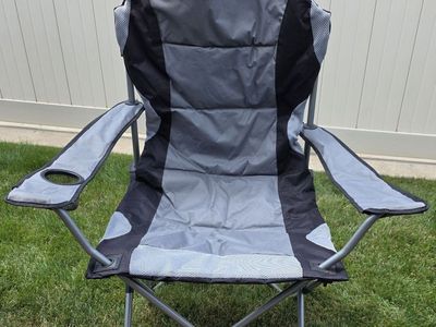 SUPER NICE LARGE SIZE FOLDING CAMPING CHAIR... NEW CONDITION