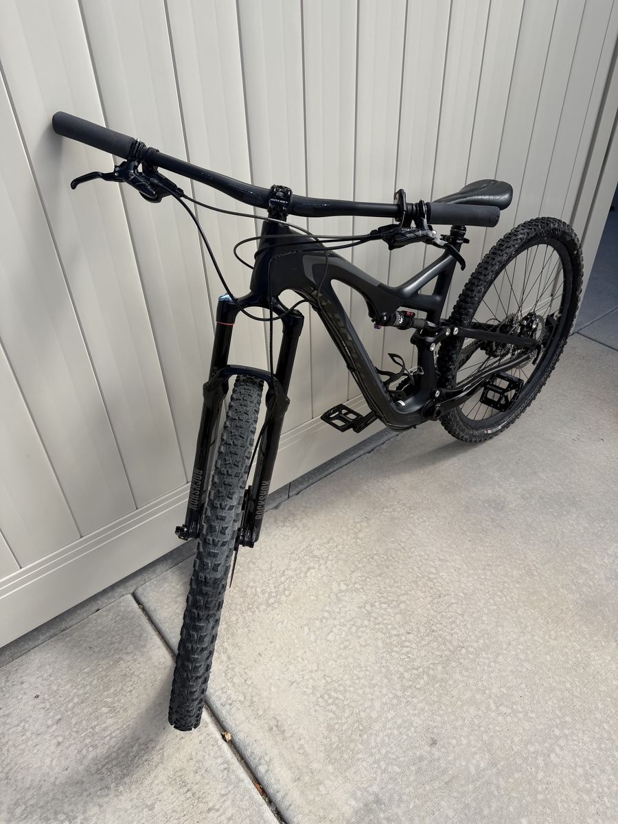 2015 Specialized Carbon Fiber Stumpjumper  Fact 9m Carbon Mountain Bike Stump Jumper