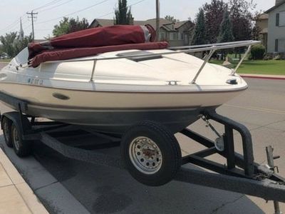 1990 Bayliner Capri 2252 Cuddy