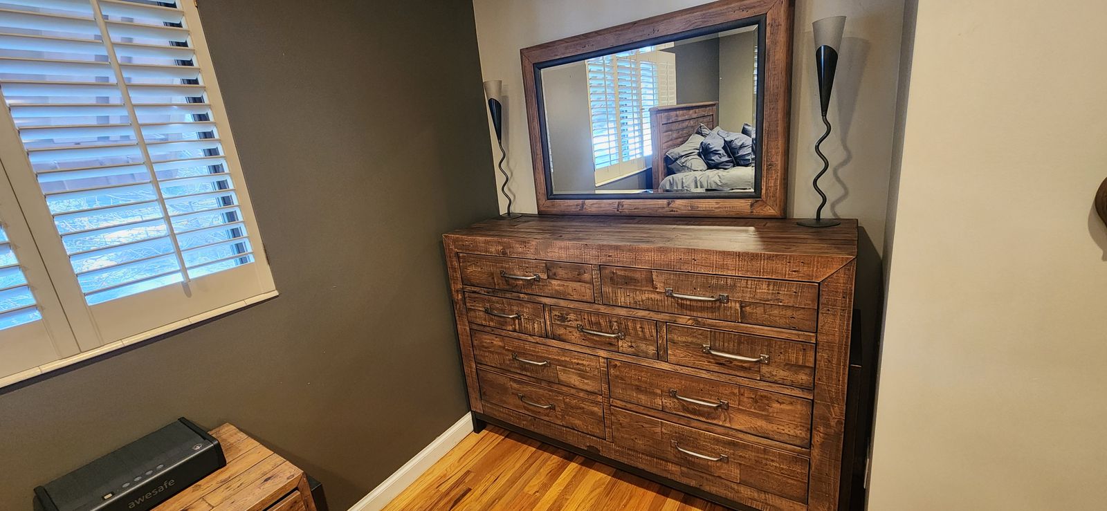 Beautiful solid wood bet set.