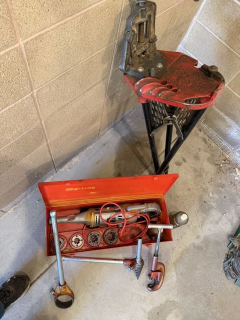 RIDGID #700 Pipe Threading Set with Portable  Vise,  Dies, Cutter and Reamer