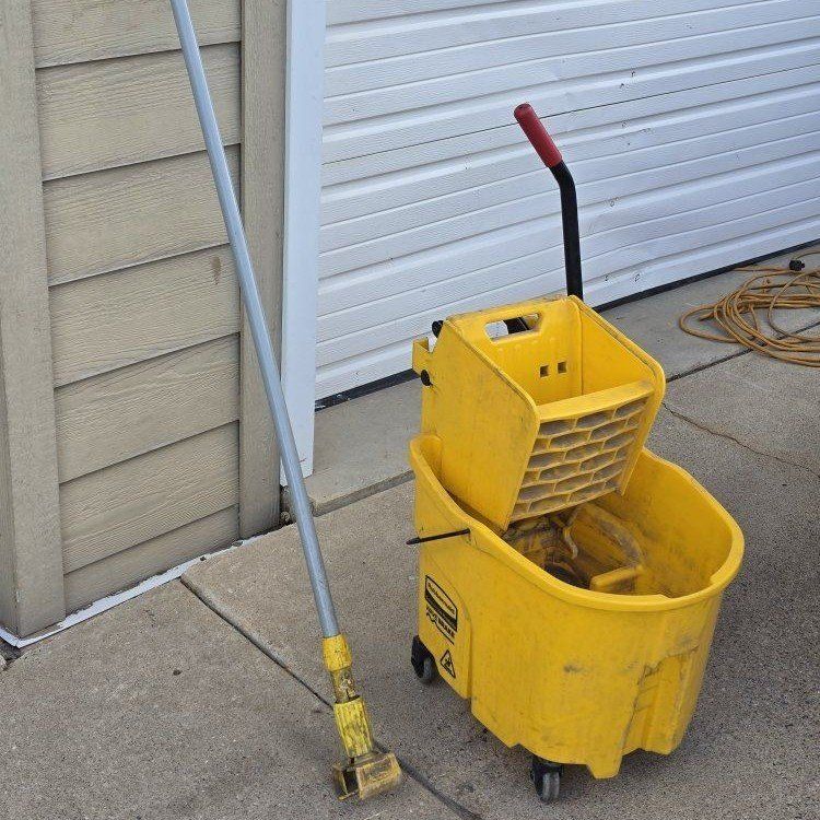 Rubbermaid Commercial WaveBrake Mop Bucket & Wringer Combo Yellow and mop handle