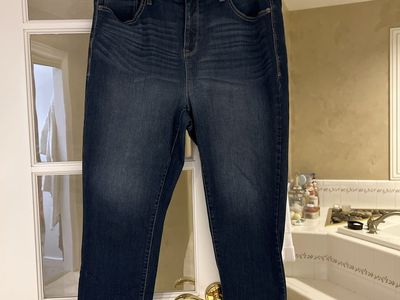 Torrid Premium Mid-Rise Skinny Crop Jeans Dark Wash Size 18