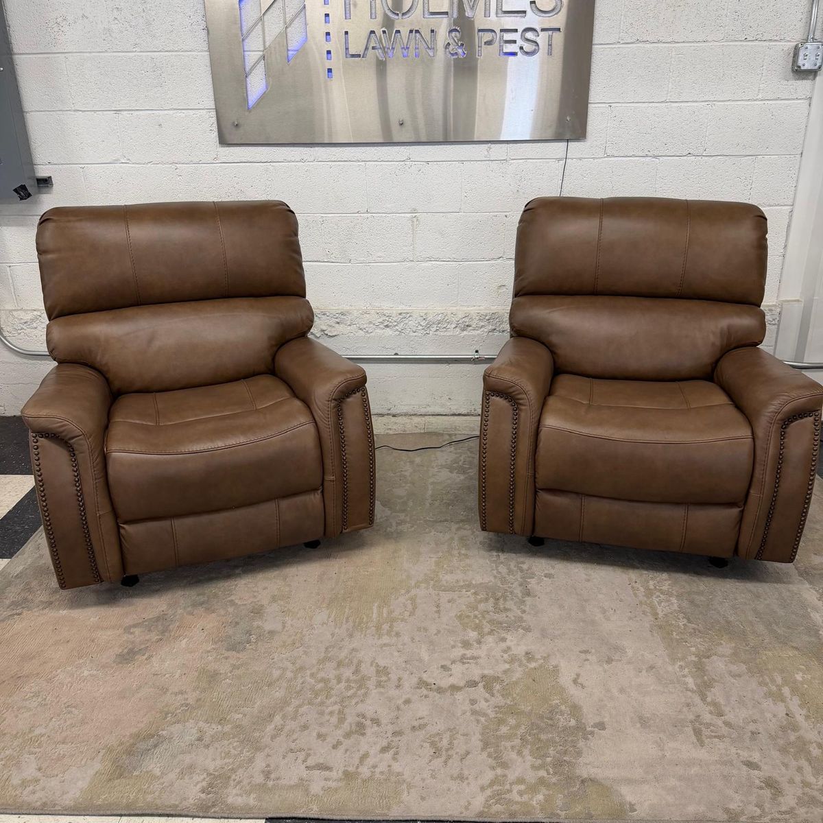 COSTCO PRESLEY LEATHER POWER RECLINING ROCKING CHAIR W/ POWER HEADREST!!