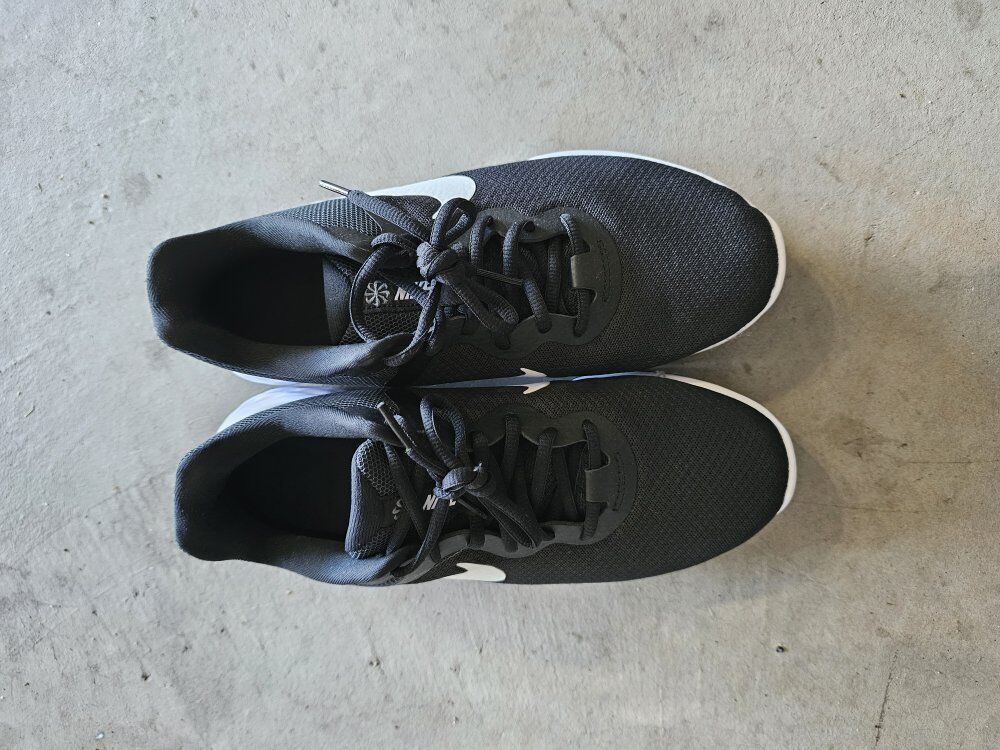 Nikes Womens Revolution 6 Size 9W