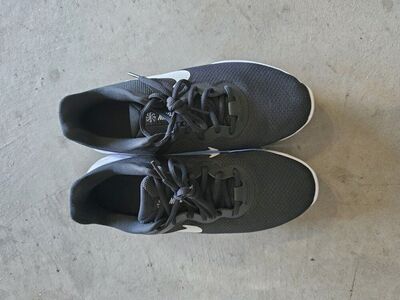 Nikes Womens Revolution 6 Size 9W