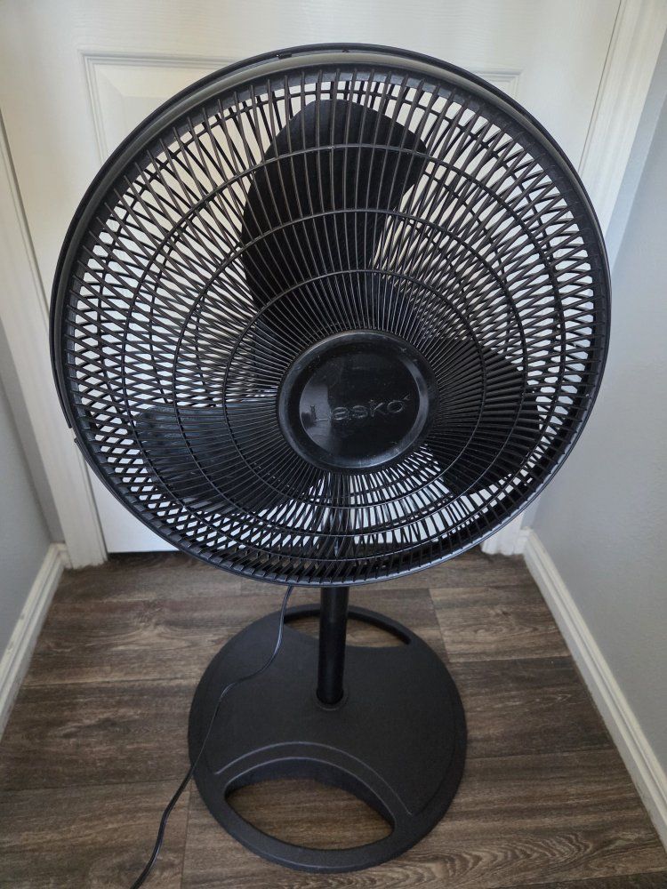 Lasko 16" Oscillating Pedestal Fan - 3 Speeds - Great Condition
​