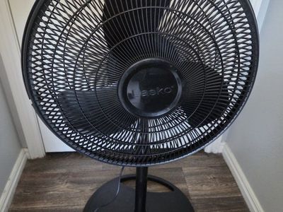 Lasko 16" Oscillating Pedestal Fan - 3 Speeds - Great Condition
