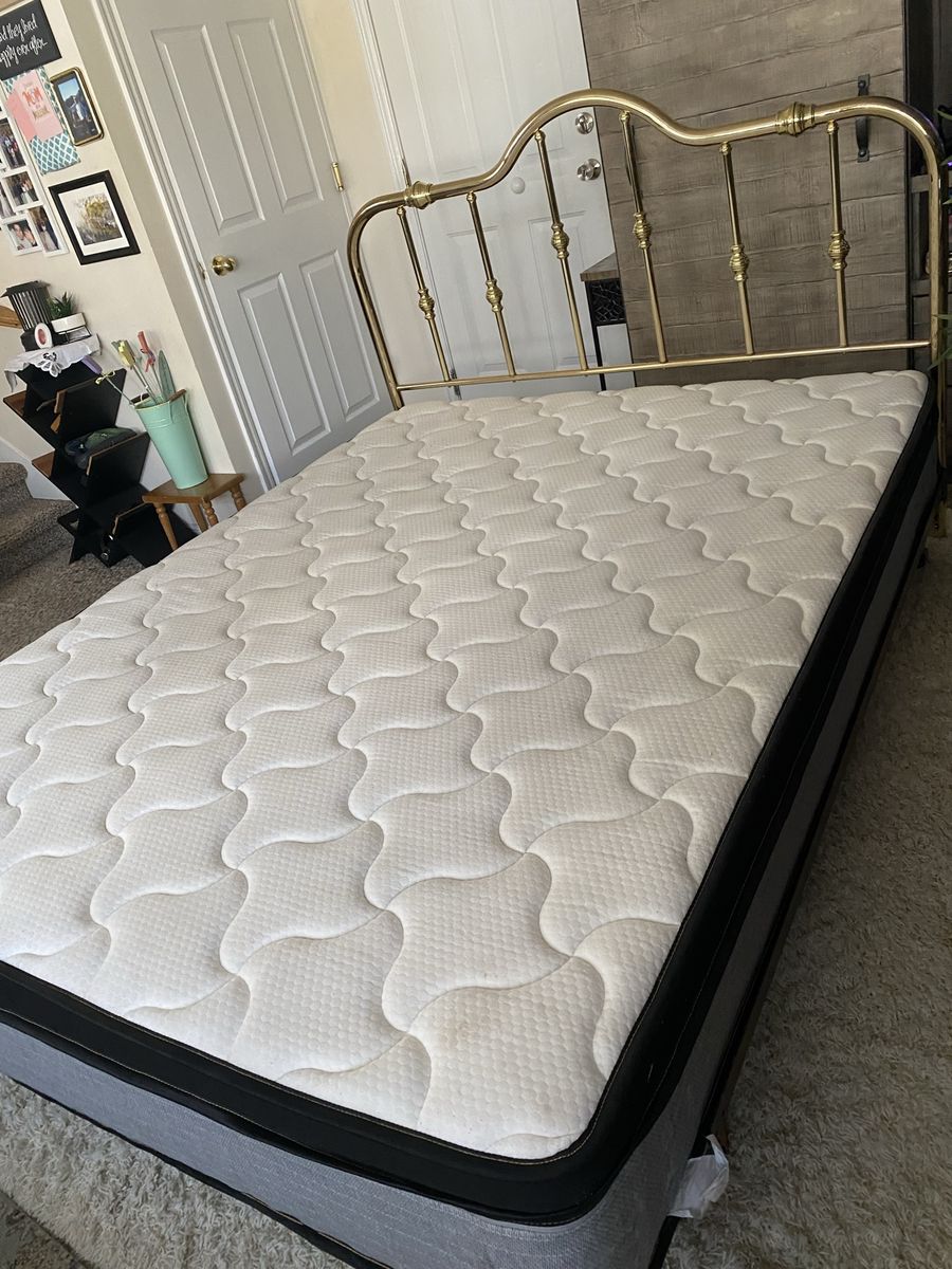 Vintage Brass Queen Headboard & Bed Frame with Mattress - Queen Size.$70