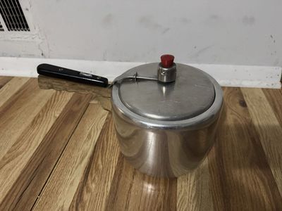 Vintage aluminum pressure cooker 4 Quart
