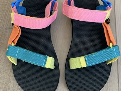 Tevas color block sz 8