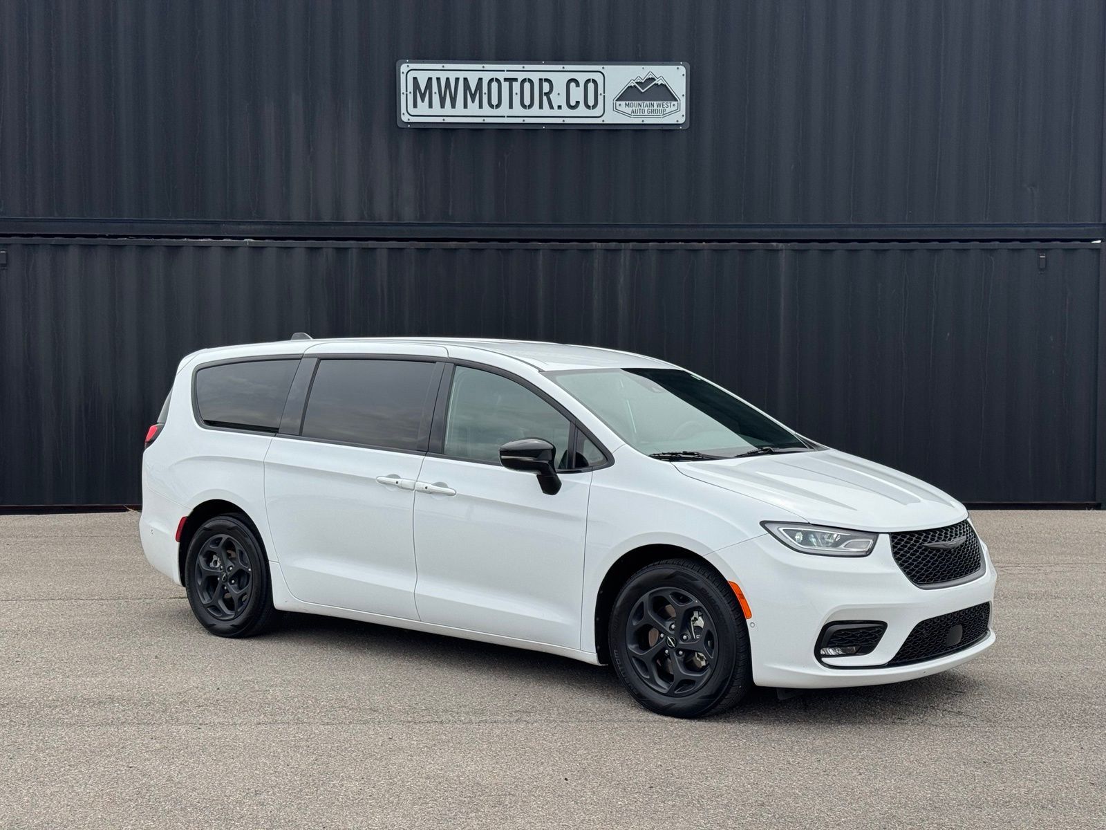 2024 Chrysler Pacifica Plug-In Hybrid S Appearance