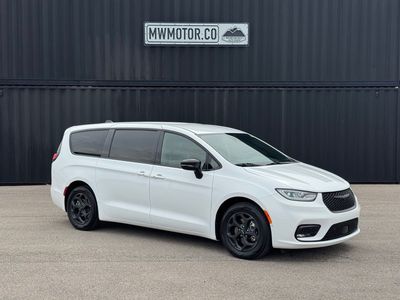 2024 Chrysler Pacifica Plug-In Hybrid S Appearance