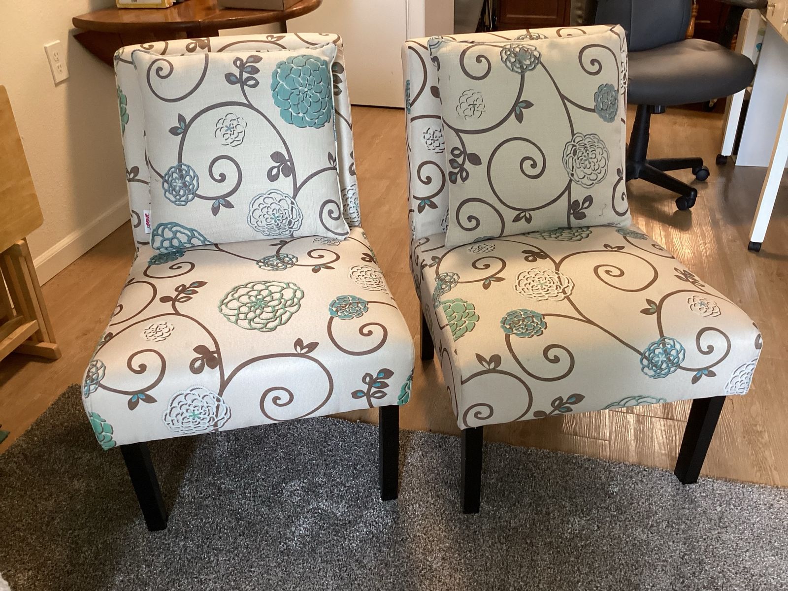 Set of Accent Chairs with pillows