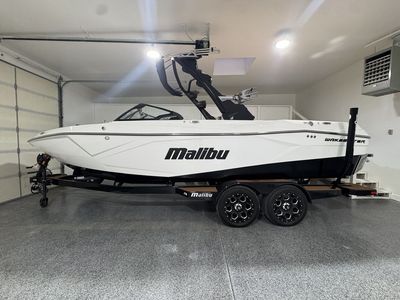 2025 Malibu WakeSetter 23 LSV – One Owner – 40 Hours