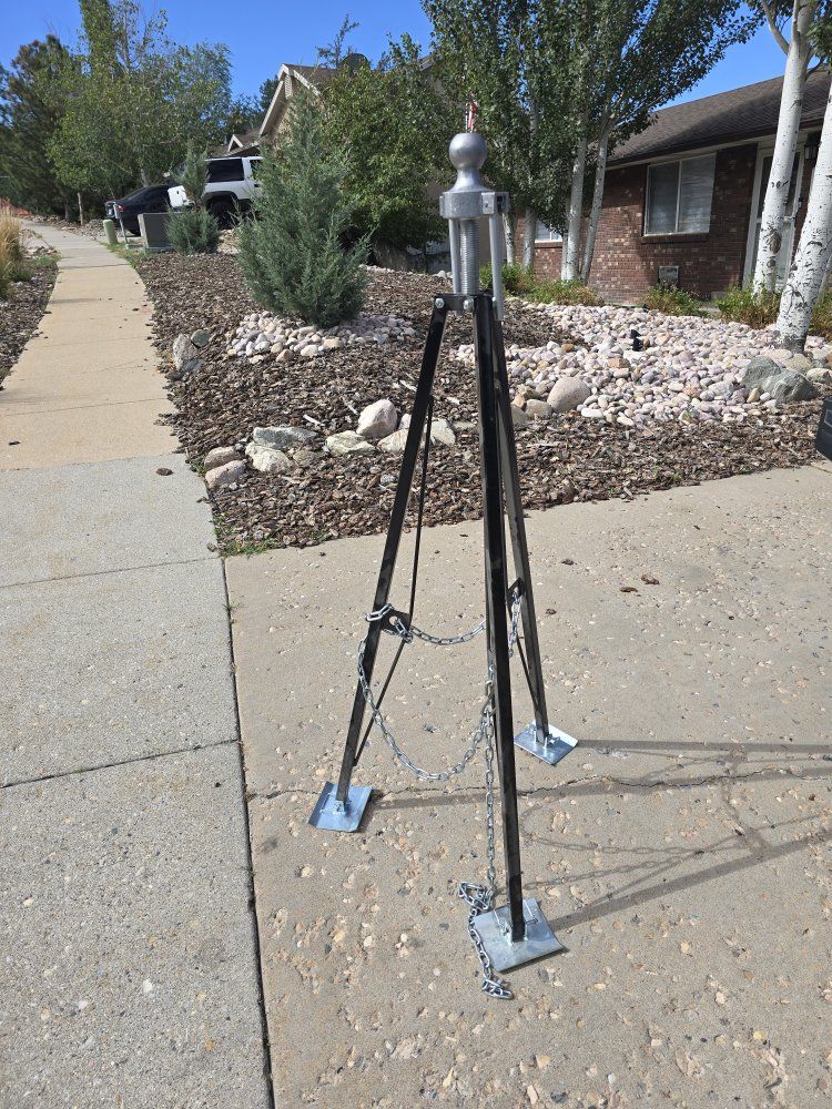 Heavy Duty Steel Goosneck/5th Wheel Stabilizer. Versatile Utility Base with Chains, Excellent Condition.