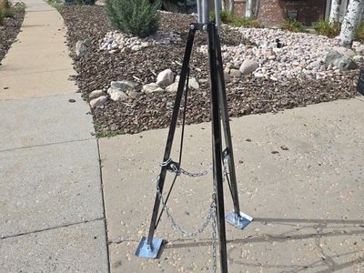 Heavy Duty Steel Goosneck/5th Wheel Stabilizer. Versatile Utility Base with Chains, Excellent Condition.