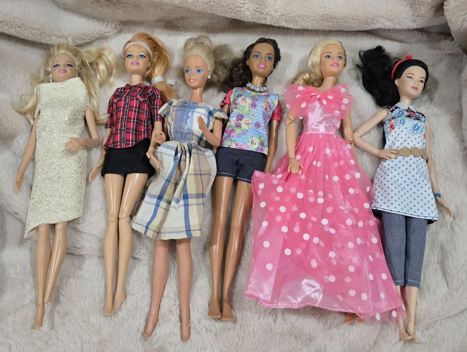  Barbie dolls 6 pieces
