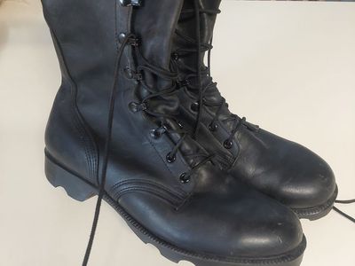 Jungle/Navy Boots- Size 9 Regular- Excellent condition