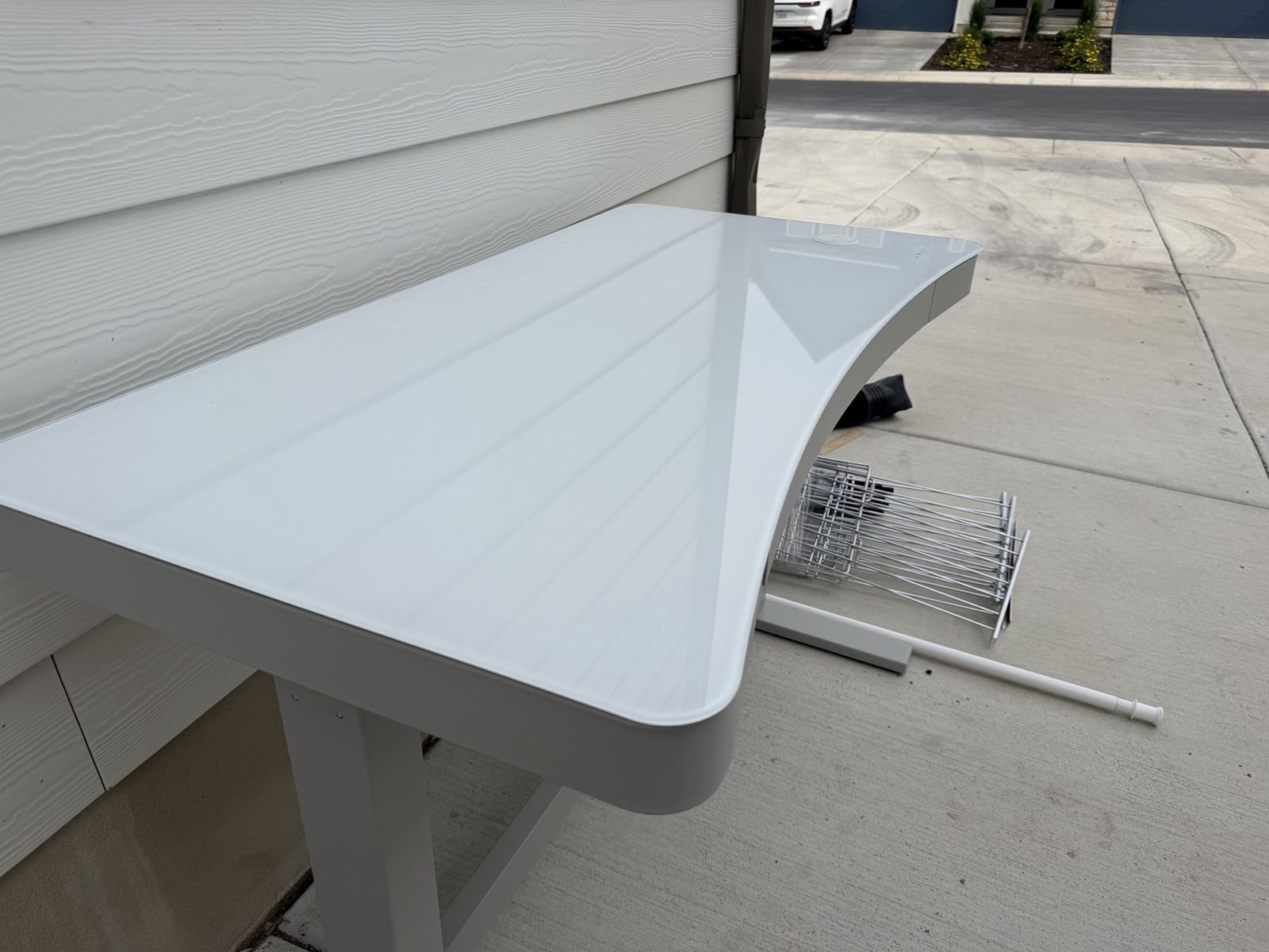 Adjustable computer desk