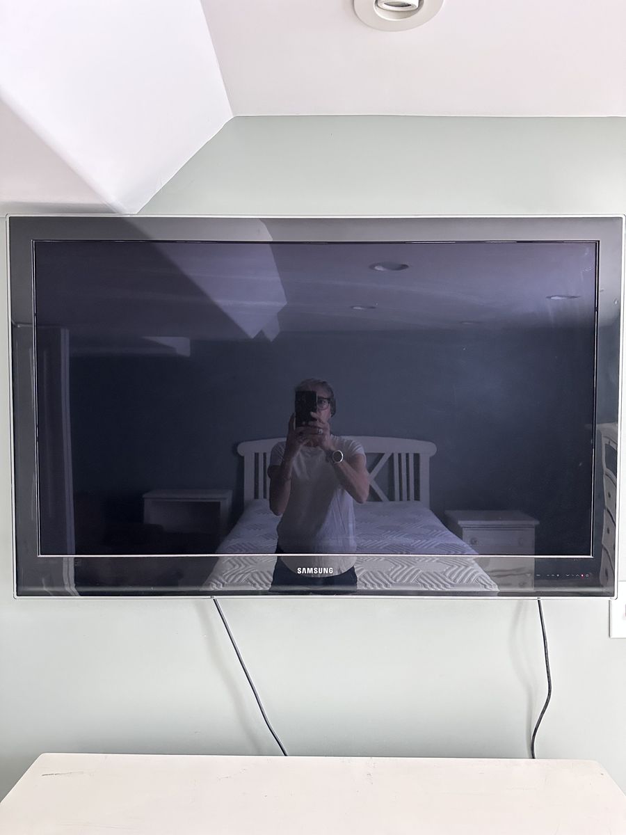 Samsung TV 45 inches, with wall mount