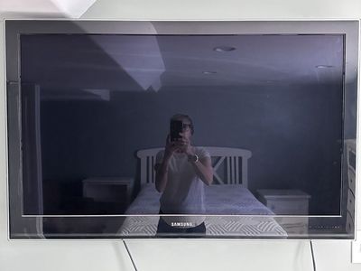 Samsung TV 45 inches, with wall mount