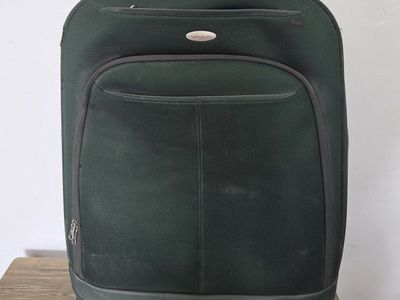 Durable Samsung suitcase with 4 really good wheels and handle.
Green 4-wheels Rolling SAMSUNG Suitcase For Checked Luggage