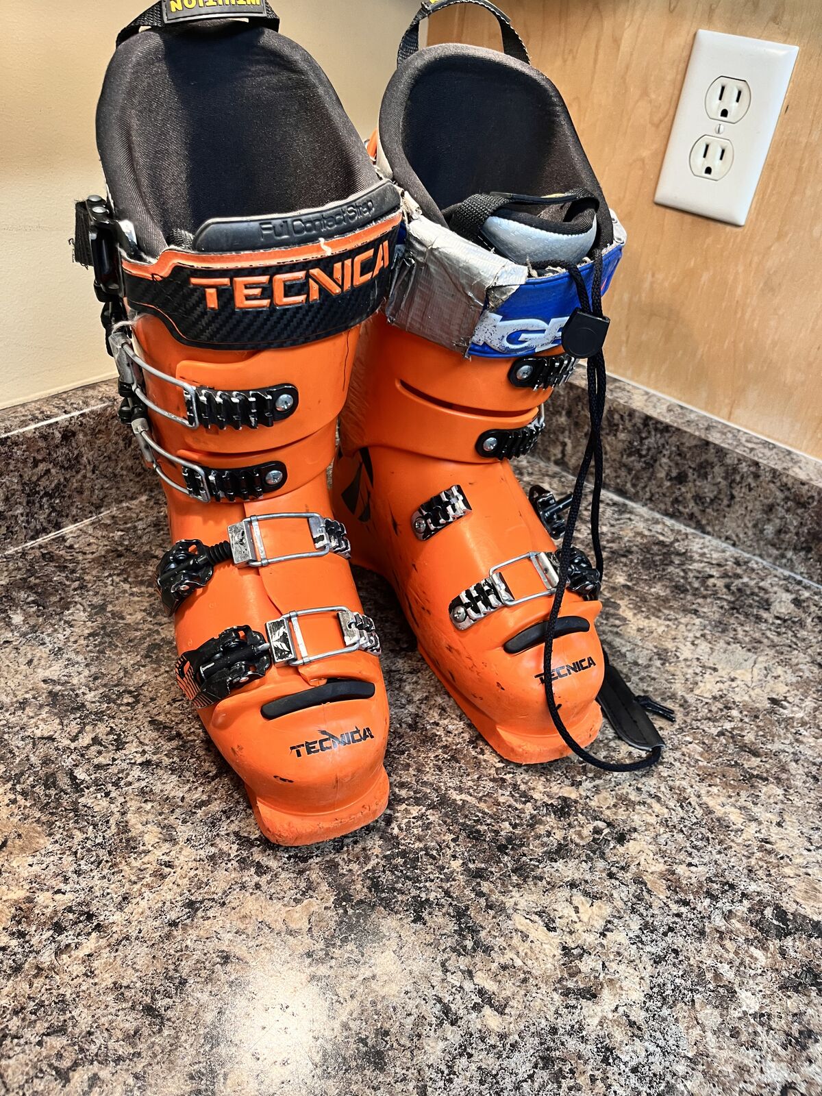 TECNICA SKI BOOTS - SIZE 6 - MONDO 24.5