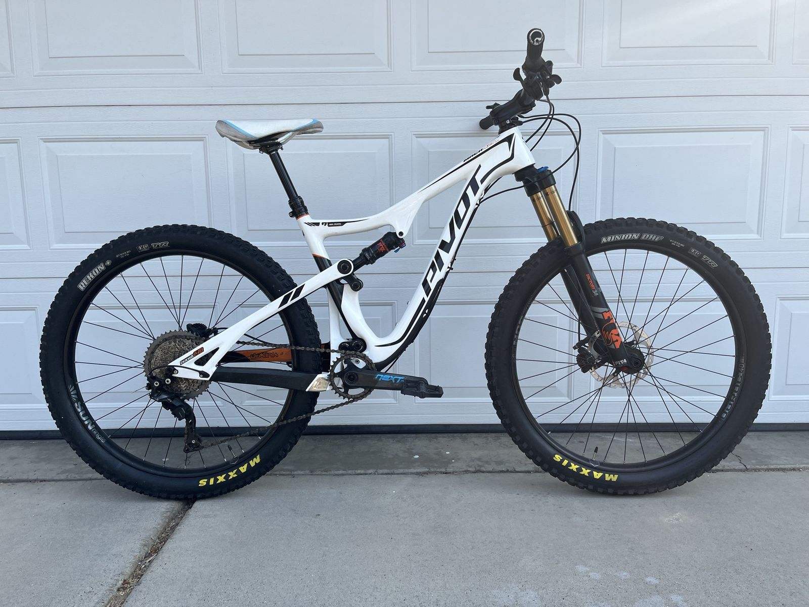 2017 Pivot Mach 429 Trail Race XT 1x 27.5+ Carbon 11 Speed Size Medium