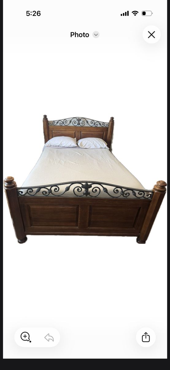 Queen Size Bedroom Set!