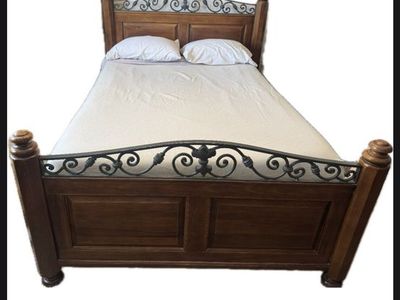 Queen Size Bedroom Set!