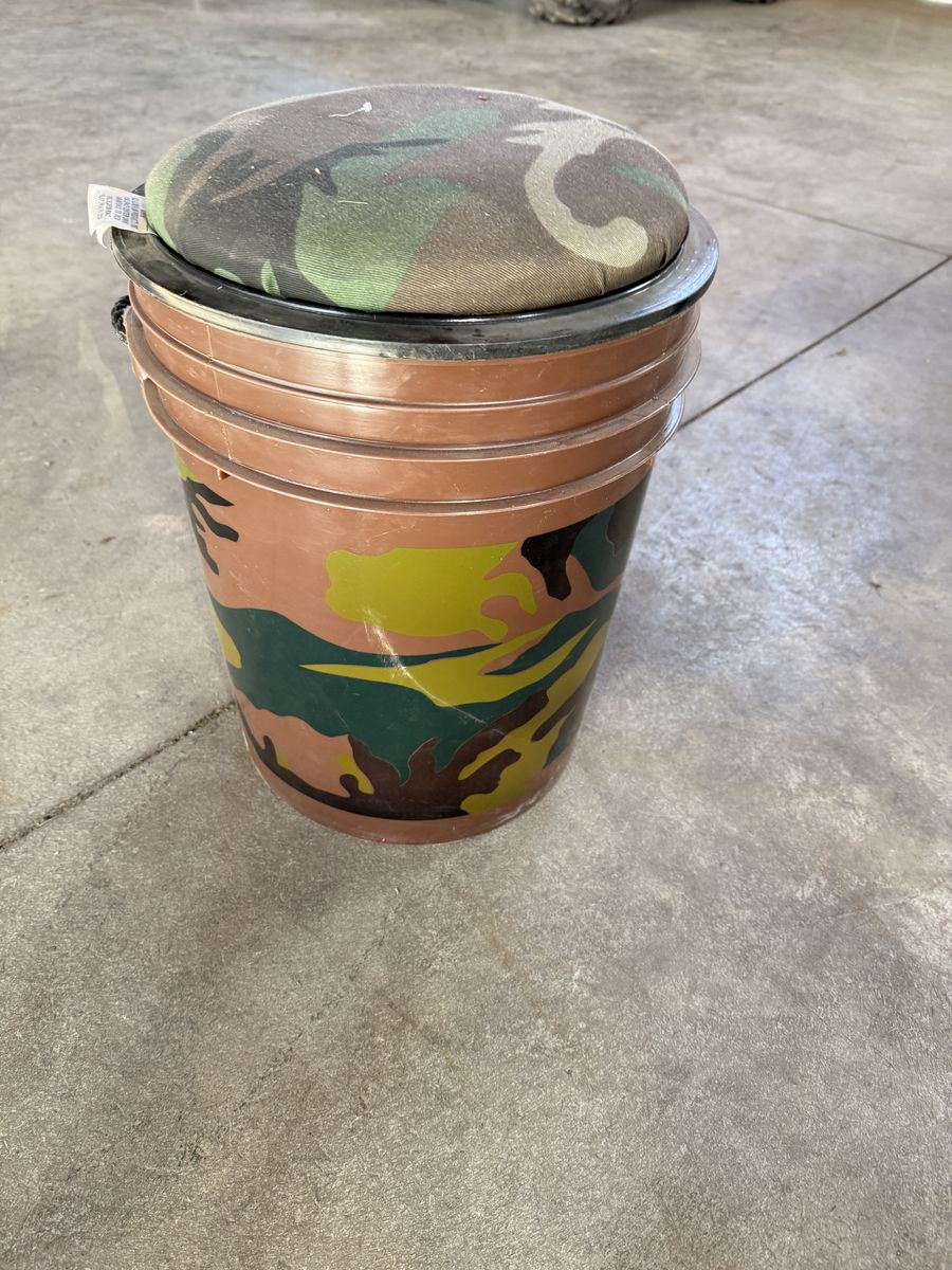 Padded Hunting Bucket