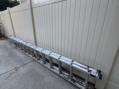 Werner 28’ Aluminum Extension Ladder – 300 lb Capacity