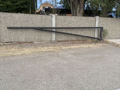 Manual swing gate