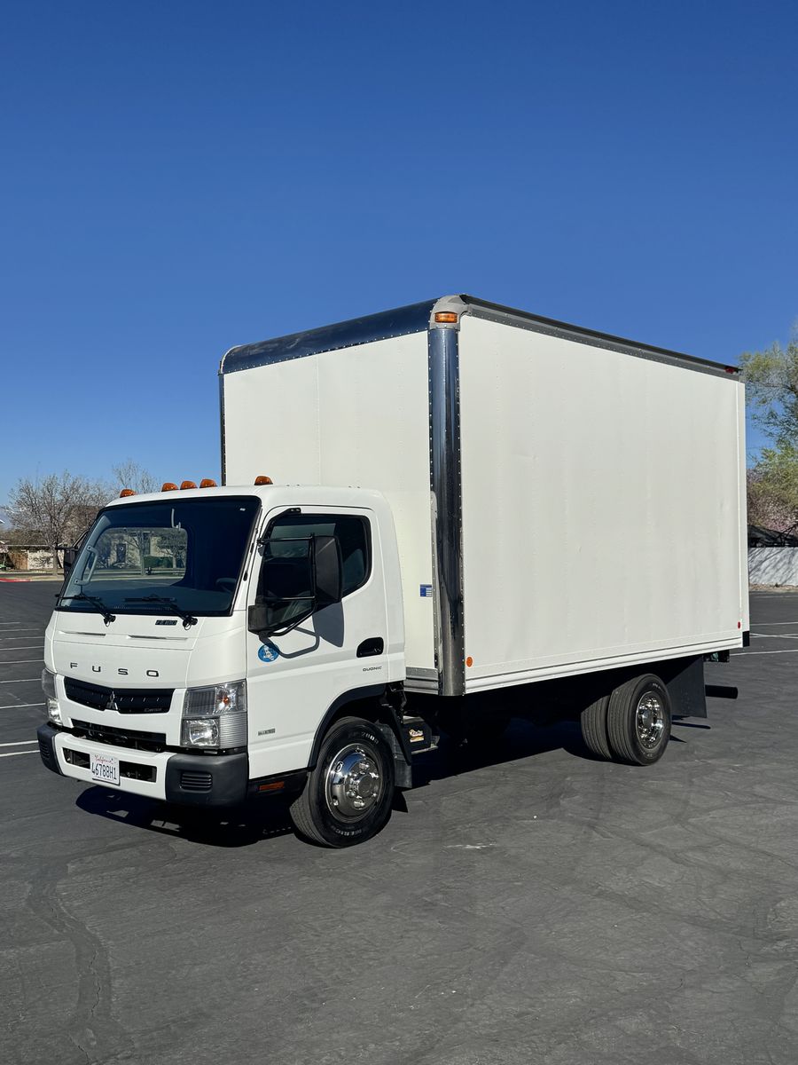 2012 MITSUBISHI FUSO FE180 14' BOX TRUCK W/LIFTGATE TURBO DIESEL 13K MILES!