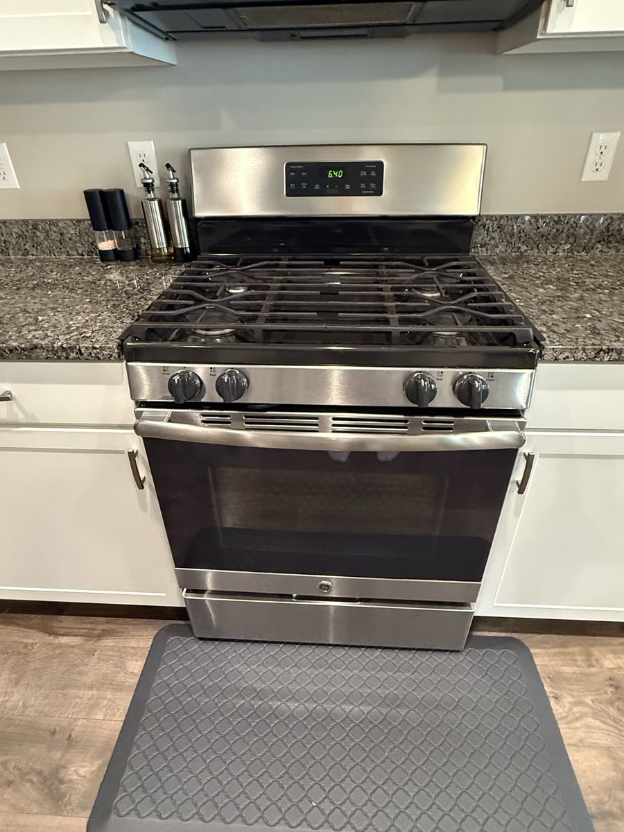 GE single oven gas range - great condition