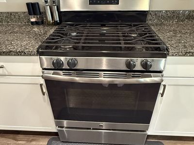 GE single oven gas range - great condition