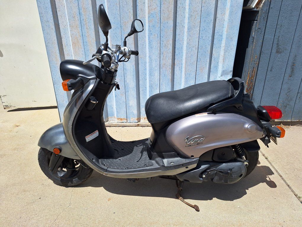 2007 Yamaha Vino 125cc Scooter - Gray/Black, Good Condition. starts right up
