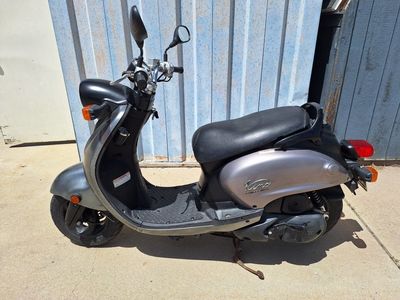 2007 Yamaha Vino 125cc Scooter - Gray/Black, Good Condition. starts right up