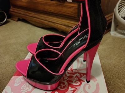 NIB wild diva strappy women's heels size 8 m