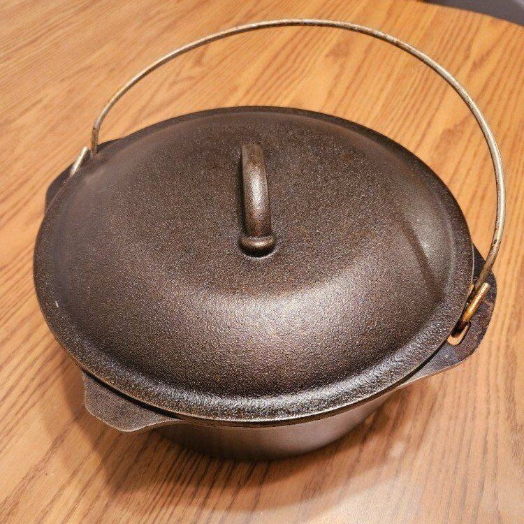Lodge 10 1/4" 8 Quart Dutch Oven, no legs