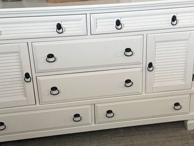 Matching nightstands (2) and dresser