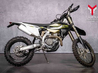 2026 Triumph TF 450-E Jet Black/Pure White