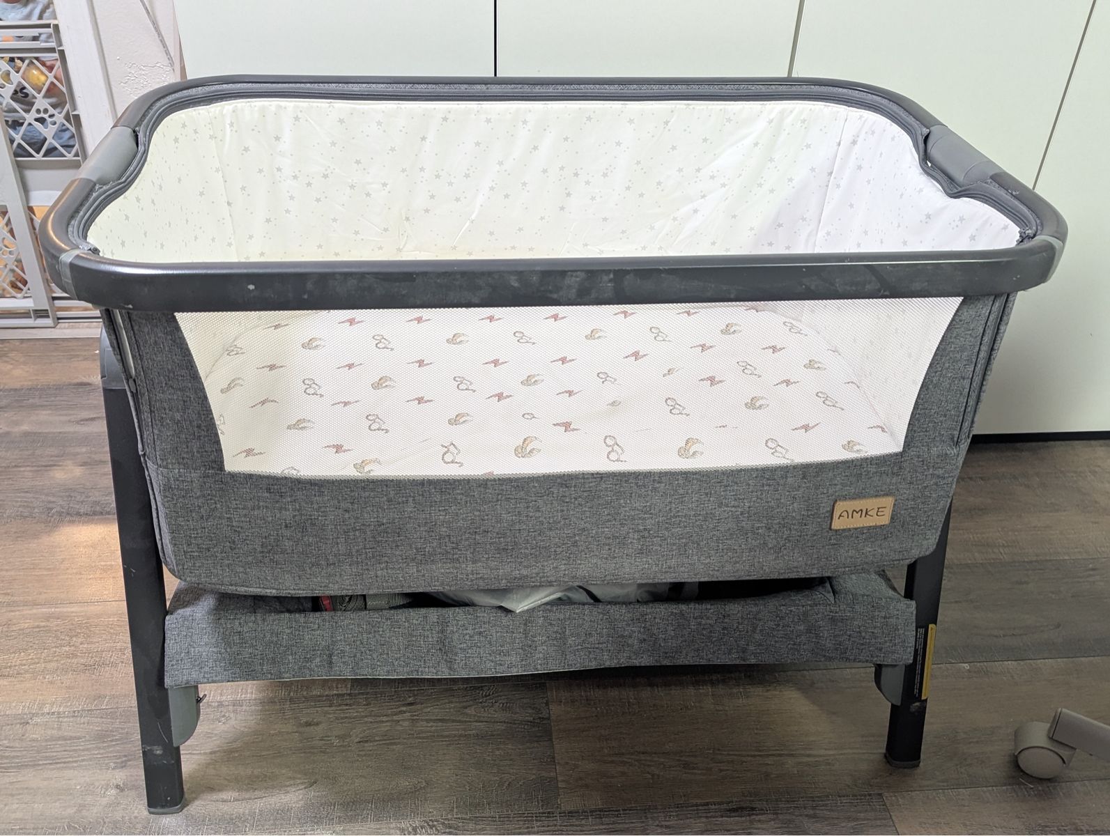 Portable baby bassinet, on wheels